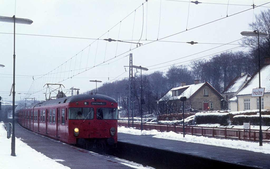 DSB S-Bahn: Ein Zug der Linie B hlt im Mrz 1975 in Holte, dem damaligen und gegenwrtigen Endbahnhof nrdlich von Kopenhagen. Zu der Zeit war Tstrup (auf der Bahnstrecke zwischen Kopenhagen und Roskilde) der Endbahnhof westlich von Kopenhagen, heute fhrt die S-Bahnlinie eine Station weiter bis Hje Taastrup.