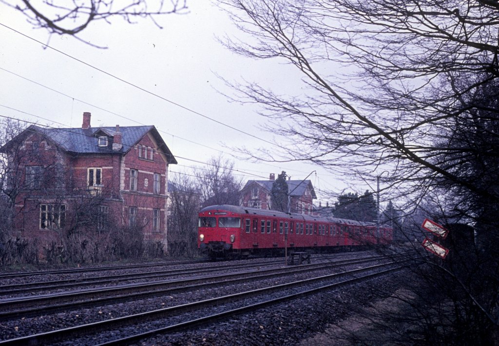 DSB S-Bahn: Ein Zug der Linie A, der in Richtung Vallensbk fhrt, befindet sich im Mrz 1975 in der Nhe vom S-Bf Charlottenlund. 