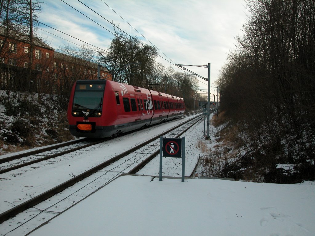 DSB S-Bahn Kopenhagen: Ein Zug der S-Bahnlinie F nach Hellerup nähert sich am 13. Februar 2012 dem S-Bf Aalholm. 