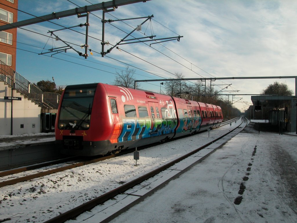 DSB S-Bahn Kopenhagen: Linie F (SE 4103) KB Hallen station (: S-Bf KB Hallen) am 13. Februar 2012.