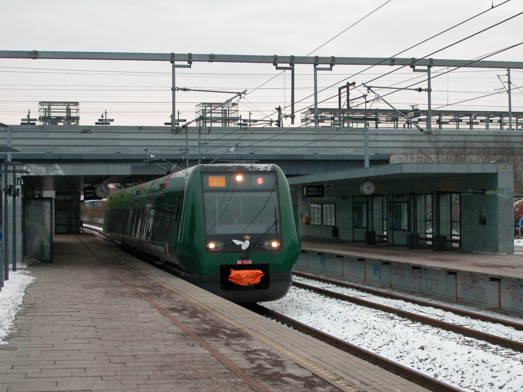 DSB S-Bahn Kopenhagen: S-Bahnlinie F (SE 4112) Danshøj station (: S-Bf Danshøj) am 11. Februar 2012. - Der Zug fährt in Richtung Hellerup über S-Bf Flintholm und S-Bf Nørrebro.