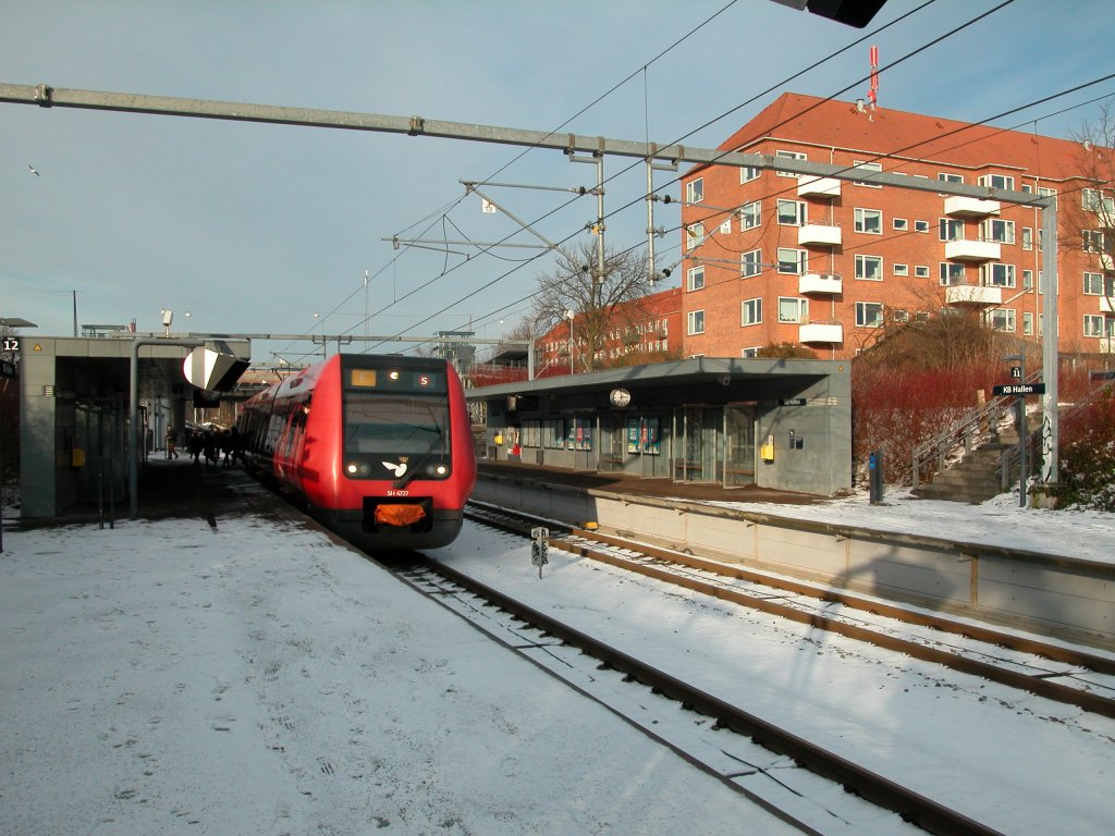 DSB S-Bahn Kopenhagen: S-Bahnlinie F (SH 4727) KB Hallen station (: S-Bf KB Hallen) am 13. Februar 2012. 