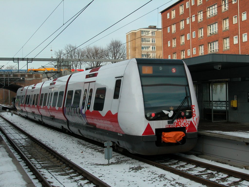 DSB S-Bahn Kopenhagen: S-Bahnlinie F (SH 4724) Ålholm station (: S-Bf Aalholm) am 13. Februar 2012. - Der Zug fährt in Richtung Hellerup. 