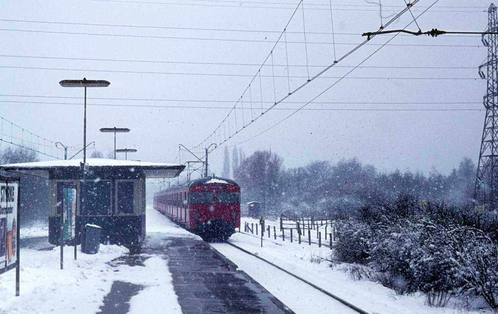 DSB S-Bahn im Mrz 1975: Ein Zug der Linie B verlsst Jgersborg station, den S-Bf Jgersborg, in Richtung Holte. - Rechts sieht man undeutlich das bergangsgleis zur Privatbahn LNJ, Lyngby-Nrum-Jernbane.