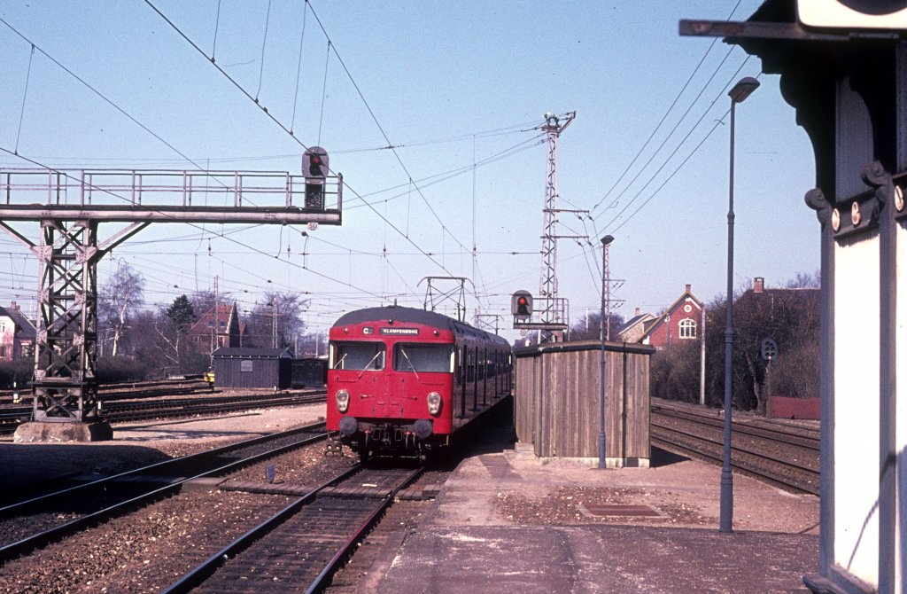 DSB S-Bahn im Mrz 1975: Ein Zug der Linie C verlsst S-Bf Hellerup in Richtung Klampenborg.
