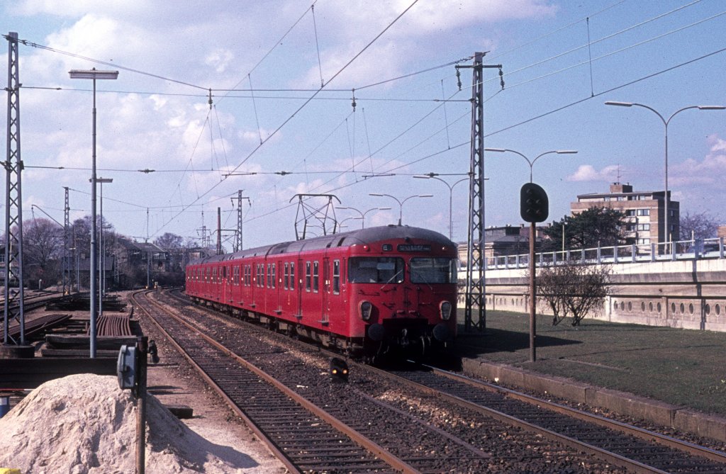 DSB S-Bahn im Mrz 1975: Ein Zug der Linie E in Richtung Hillerd verlsst den S-Bf Lyngby. 