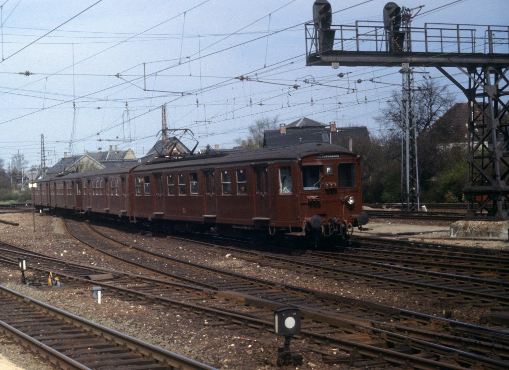 DSB S-Bahn im Mai 1978: Ein Zug der Linie F verlsst den Bahnhof Hellerup in Richtung Klampenborg.
