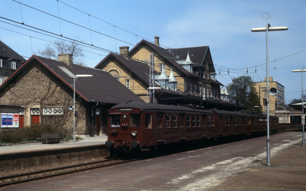 DSB S-Bahnlinie F S-Bahnhof Charlottenlund im Mai 1978. - Der Zug fhrt in Richtung Frederiksberg ber Hellerup, Nrrebro und Vanlse.