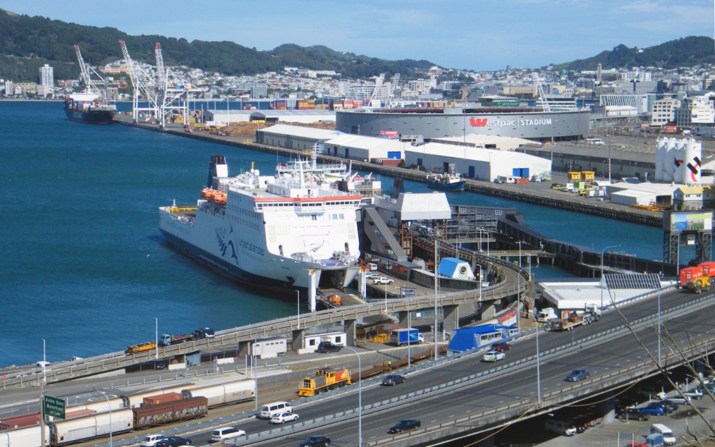 DSG 3277 ldt die Auto-und Eisenbahnfhre  Arahura , whrend die Autofhre  Kaitake  ist abgestellt in der benachbarten Koje.   Kaitake  hat fr Irish Ferries, P & O und Stena Line, bevor er Interislander-Flotte im Jahr 2005 gearbeitet.  Zuvor trug den Namen  Isle of Innisfree ,  Pride of Cherbourg  und  Stena Challenger .