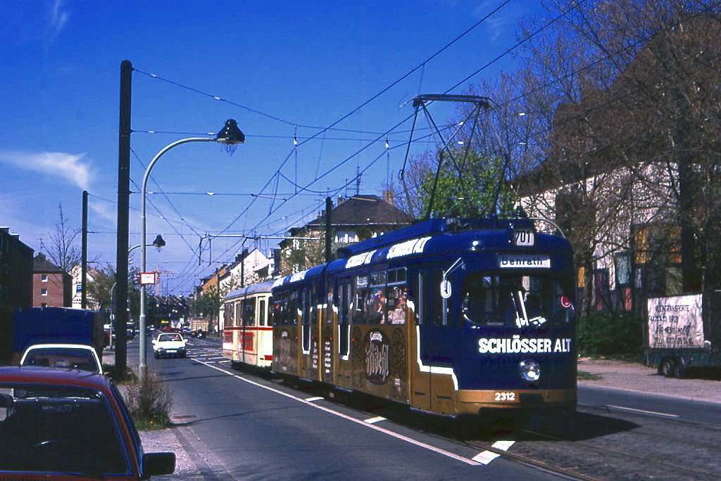Dsseldorf Tw 2312 mit Beiwagen 1692 auf der Klner Landstrae, 12.04.1991.