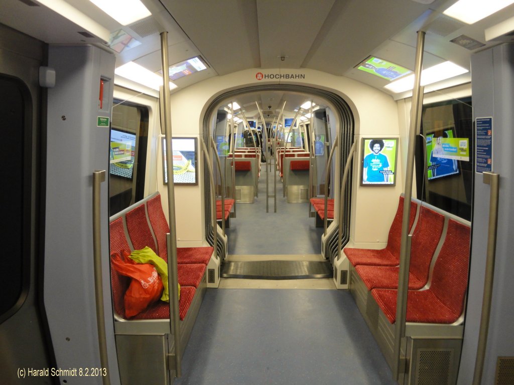 DT 5 Einheit 303 am 8.2.2013 auf der Linie U2 Richtung Mmmelmannsberg, Innenansicht