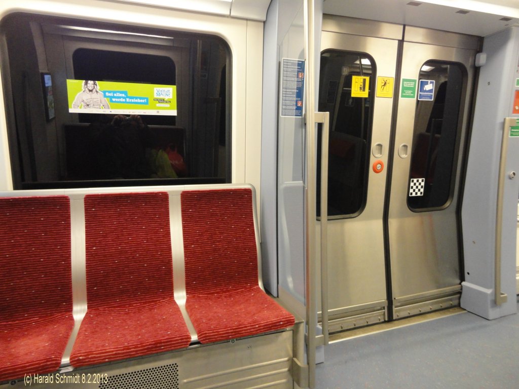 DT 5 Einheit 303 am 8.2.2013 auf der Linie U2 Richtung Mmmelmannsberg, Innenansicht