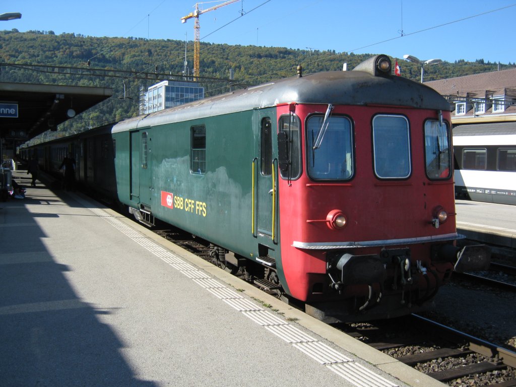 Dt 50 85 92-33 927 mit Ersatzkomposition als RE 1862 im Bahnhof Biel, 03.10.2010.
