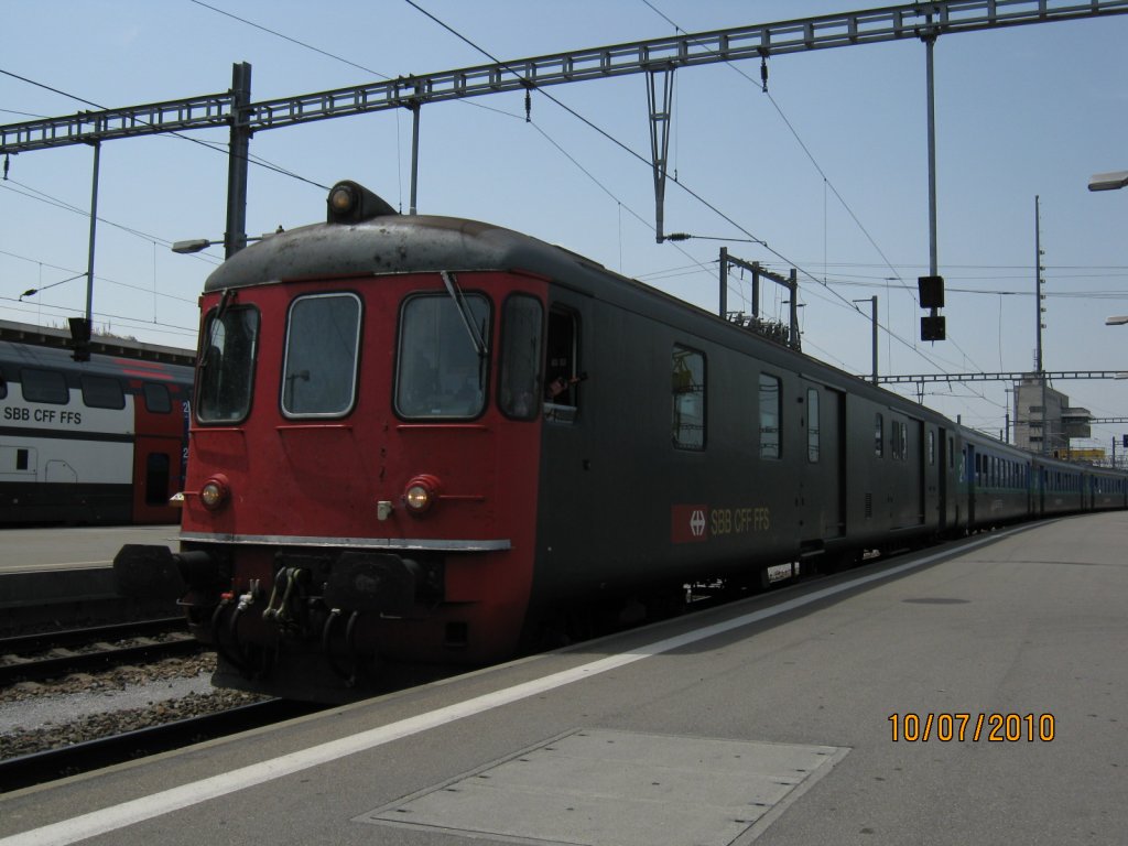 Dt 50 85 92-33 927 mit Ersatzzug nach Chur im Bahnhof Zrich HB, 10.07.2010. Smtliche Dt wurden per Fahrplanwechsel 2010 ausrangiert.