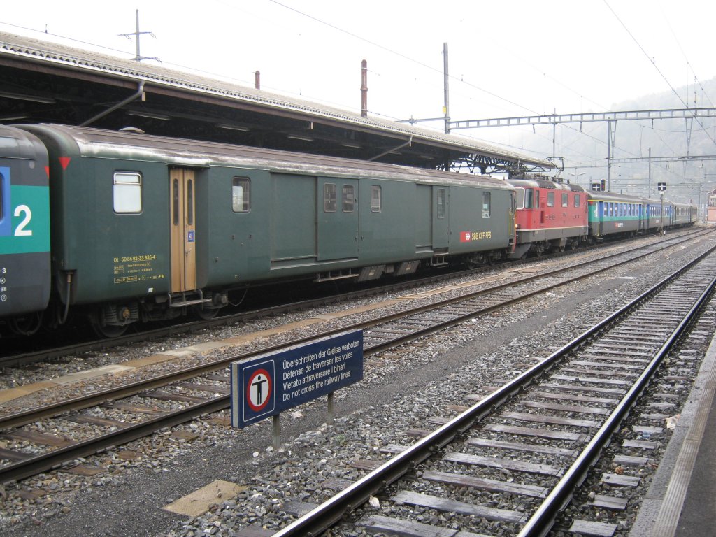 Dt 50 85 92-33 935 und Re 4/4 II 11204 mit zwei EW II Pendeln als Regio 4774 im Bahnhof Brig, 16.10.2010.