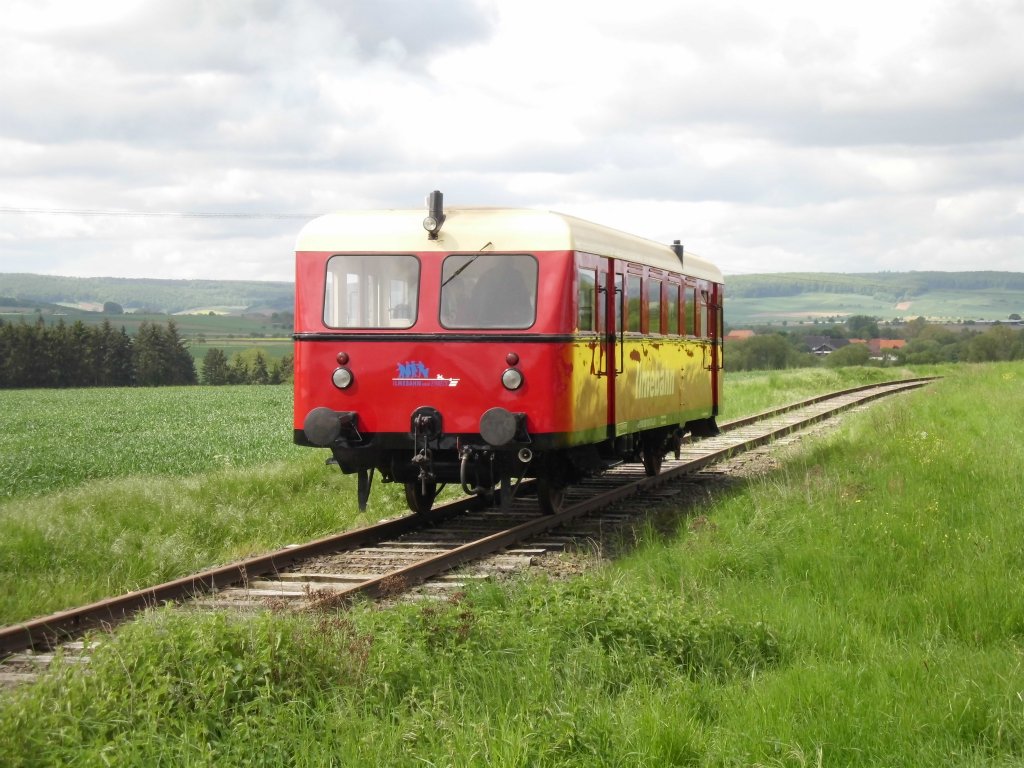 DT 511 (Wismarer Schienenbus) der Ilmebahn GmbH am 12.05.2012 bei der Abschiedsfahrt des Vereins Einbecker Eisenbahnfreunde zum Strecken-Endpunkt Juliusmhle (die letzten 3 km der Strecke werden kurz nach dieser Fahrt abgebaut).