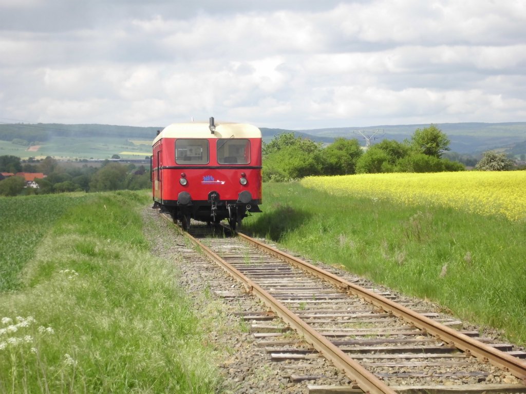 DT 511 (Wismarer Schienenbus) der Ilmebahn GmbH am 12.05.2012 bei der Abschiedsfahrt des Vereins Einbecker Eisenbahnfreunde zum Strecken-Endpunkt Juliusmhle (die letzten 3 km der Strecke werden kurz nach dieser Fahrt abgebaut).