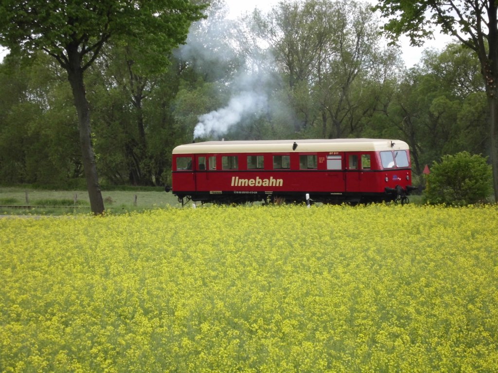 DT 511 (Wismarer Schienenbus) der Ilmebahn GmbH am 12.05.2012 bei der Abschiedsfahrt des Vereins Einbecker Eisenbahnfreunde zum Strecken-Endpunkt Juliusmhle (die letzten 3 km der Strecke werden kurz nach dieser Fahrt abgebaut).
