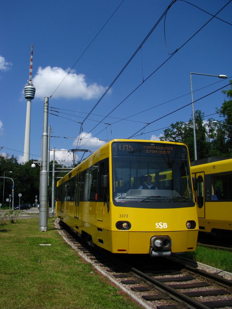 DT 8 3373 der SSB erreicht soeben mit einer U15 seine Endhaltestelle Ruhbahnk/Fernsehturm. (August 2009)