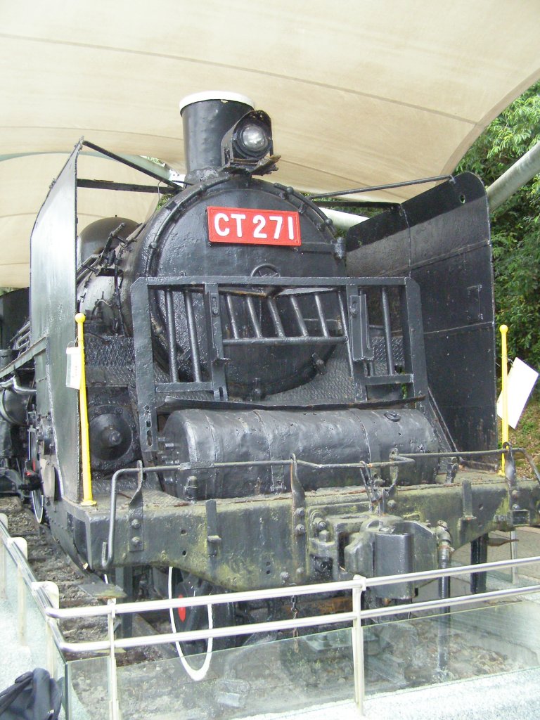 DT271 4-6-2 Dampflokomotive Standort: Keelung CingrenHu Park/ Taiwan (03.05.2009) 2509’25.43  N, 12142’19.14  E. Diese Lokomotive ist in einem guten Museums-Zustand. Ist jedoch nicht mehr fahrbereit.