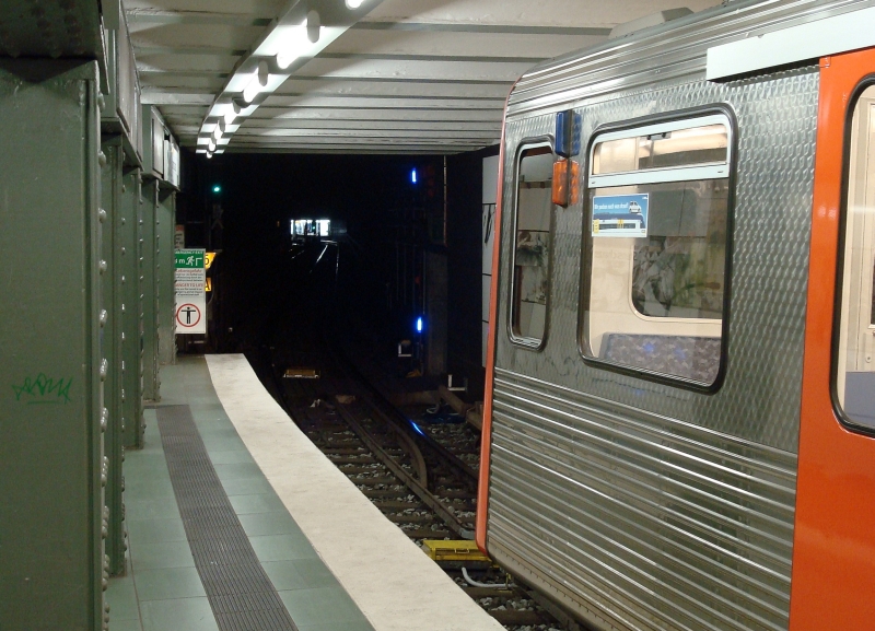 DT3-Triebzug in der Station Sternschanze. In wenigen Jahren wird dieser Fahrzeugtyp von den Hamburger U-Bahn-Gleisen verschwunden sein. 29.5.2010