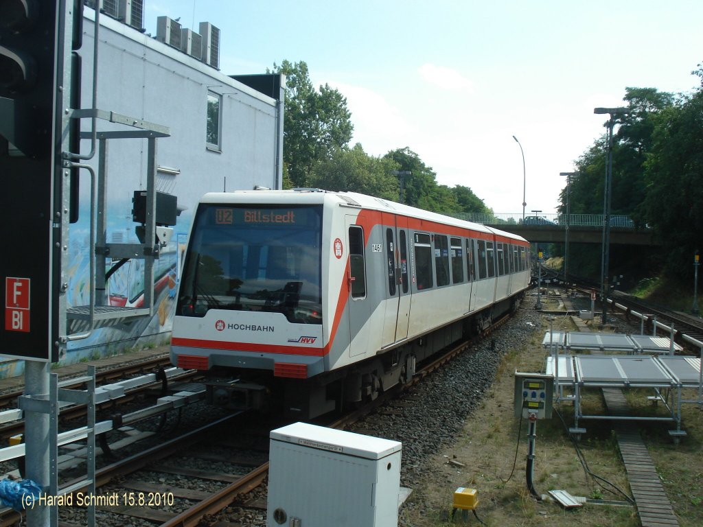 DT4 Wagen-Nr.146 am  15.8.2010 in der U-Bahnstation Billstedt zum Aussetzen auf das Kehrgleis.