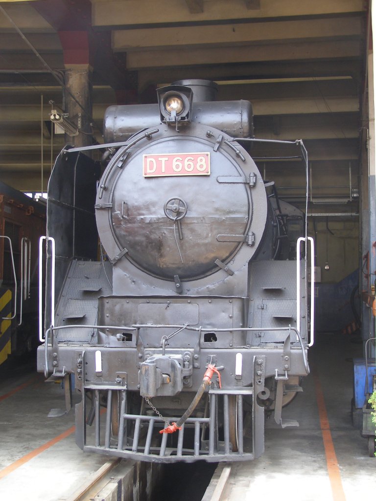 DT668 2-8-2 Dampflokomotive Standort: ChangHua Eisenbahn-Museum / Taiwan (30.05.2009) 2405’08.44  N, 12032’24.58  E. Dieser Lokomotiven-ist im aktiven Dienst.