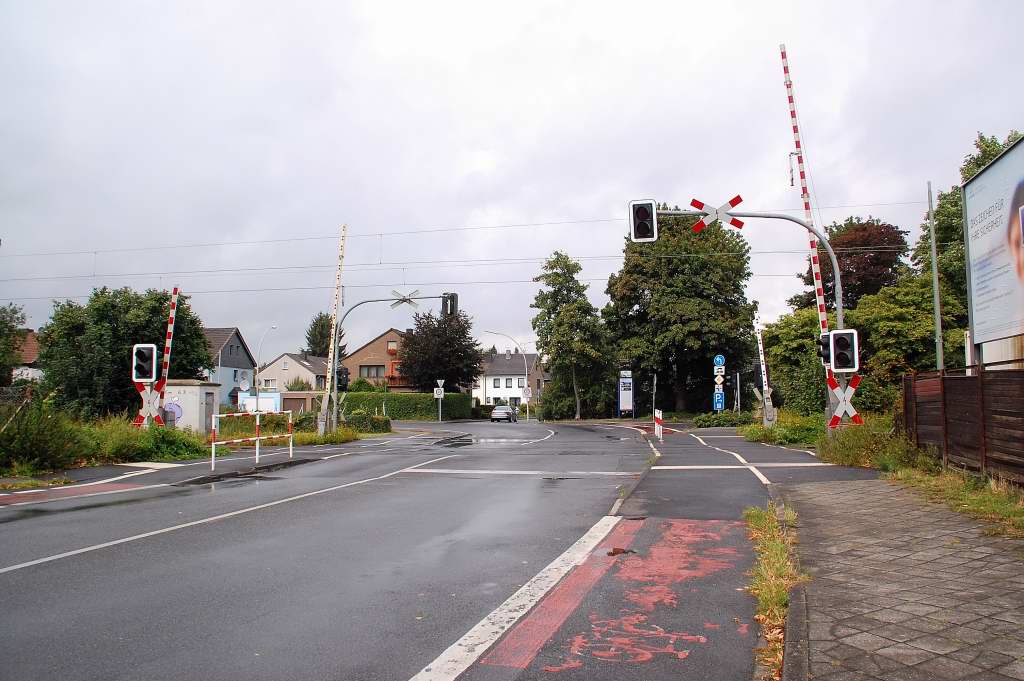 Dlken, Bahnbergang Brgermeister-Vo-Allee am 26.8.2012 bei regnerischem Wetter abgelichtet.