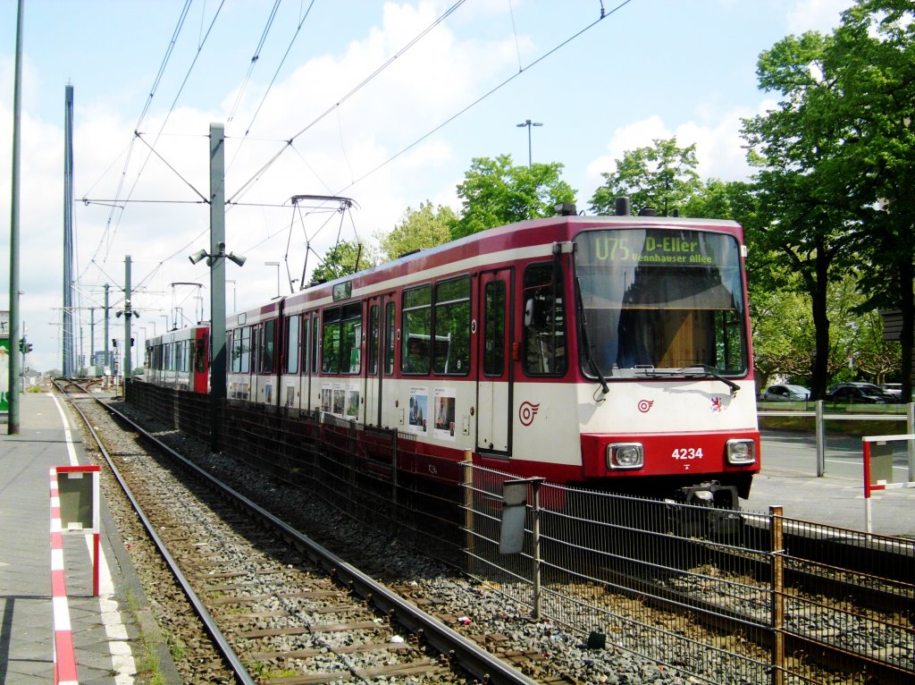  D�sseldorf: Die U75 nach D�sseldorf-Eller Vennhauser Allee an der Haltestelle D�sseldorf-Oberkassel Luegplatz.(12.5.2013) 
