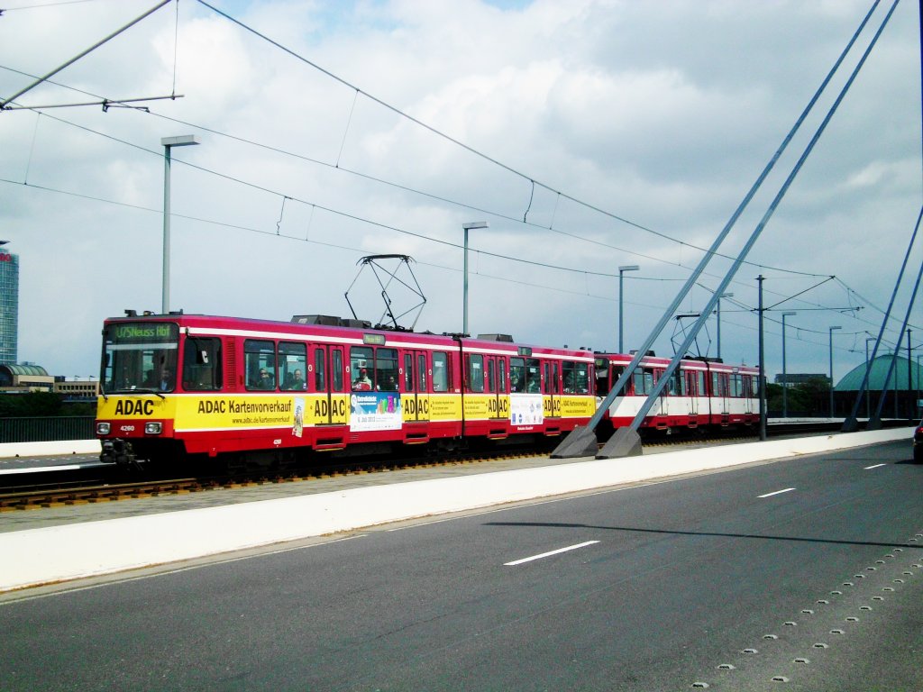  D�sseldorf: Die U75 nach Neuss Hauptbahnhof an der Haltestelle D�sseldorf-Altstadt Tonhalle/Ehrenhof.(12.5.2013) 