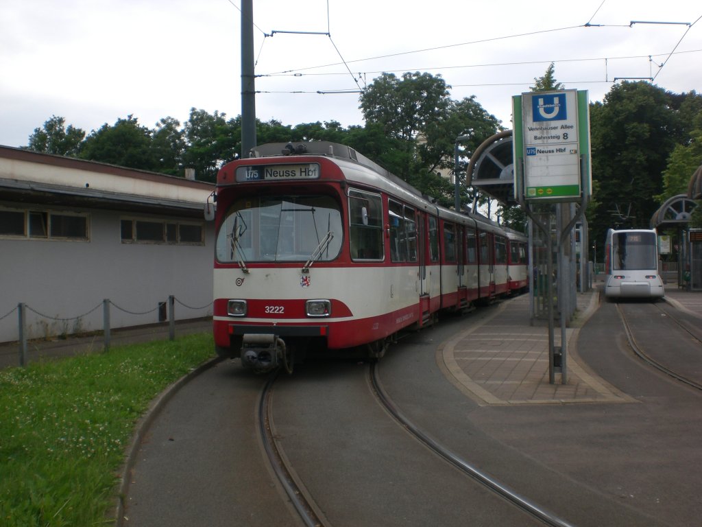 Dsseldorf: Die U75 nach Neuss Hauptbahnhof an der Haltestelle Dsseldorf-Eller Vennhauser Allee.(2.7.2012)