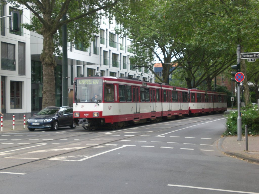 Dsseldorf: Die U78 nach U-Bahnhof ESPRIT Arena/Messe Nord an der Haltestelle Derendorf Theodor-Heuss-Brcke.(2.7.2012) 

