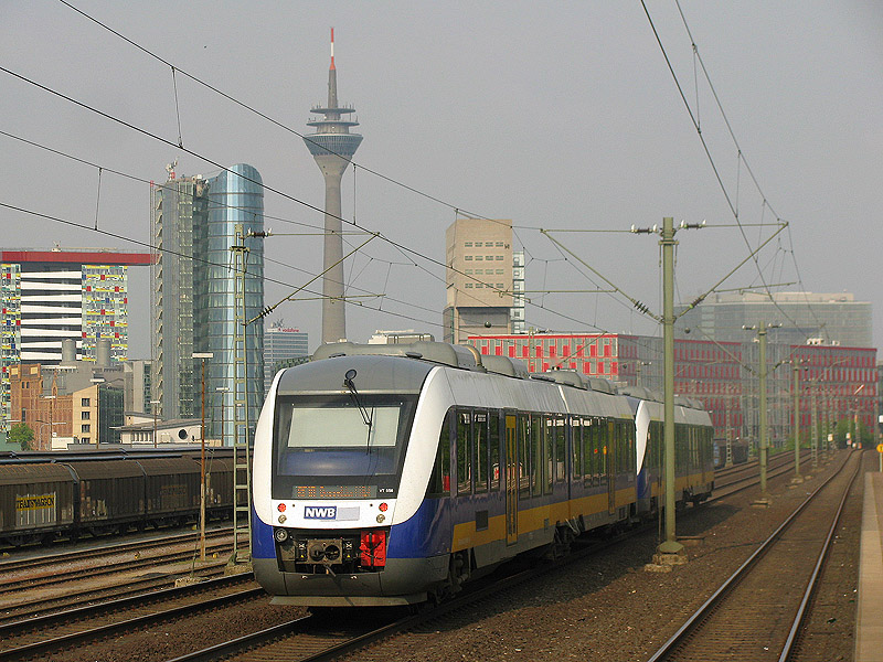 Düsseldorf-Hamm, 9.05.2010. Ein Zug der Linie RE10 aus Kleve ...