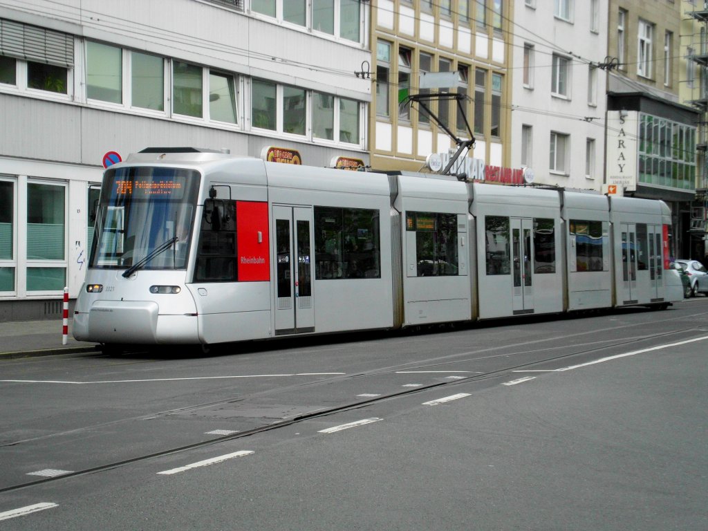  D�sseldorf: Stra�enbahnlinie 704 nach D�sseldorf-Friedrichstadt Polizeipr�sidium am Hauptbahnhof D�sseldorf.(12.5.2013) 