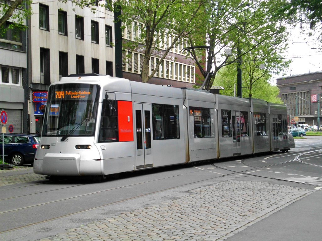  D�sseldorf: Stra�enbahnlinie 704 nach D�sseldorf-Friedrichstadt Polizeipr�sidium an der Haltestelle D�sseldorf-Mitte Stresemannplatz.(12.5.2013) 