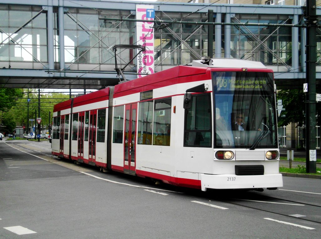  D�sseldorf: Stra�enbahnlinie 708 nach D�sseldorf-M�rsenbroich Heinrichstra�e am Hauptbahnhof D�sseldorf.(12.5.2013) 