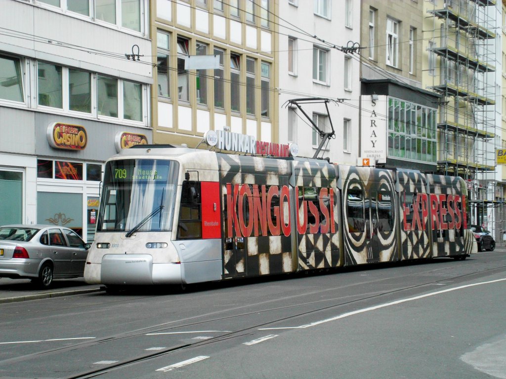  D�sseldorf: Stra�enbahnlinie 709 nach Neuss Stadthalle am Hauptbahnhof D�sseldorf.(12.5.2013) 