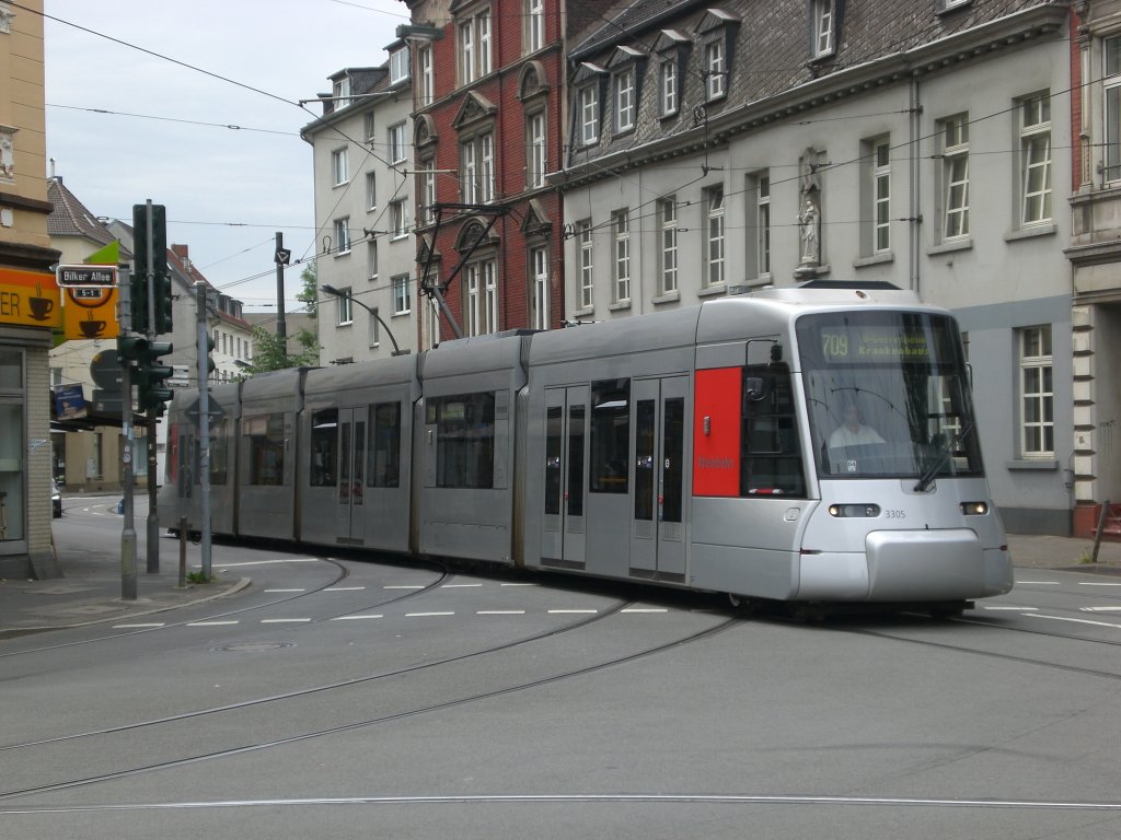 Dsseldorf: Straenbahnlinie 709 nach Gerresheim Krankenhaus an der Haltestelle Bilker Kirche.(2.7.2012)
 
