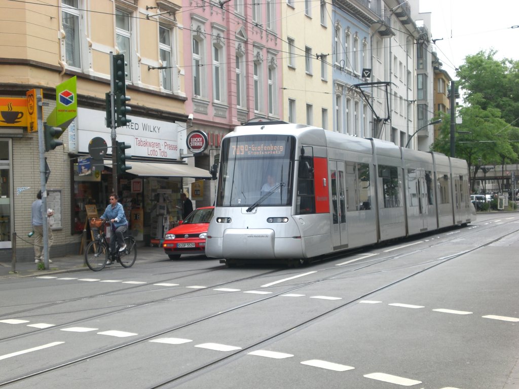 Dsseldorf: Straenbahnlinie 709 nach Grafenberg Staufenplatz an der Haltestelle Bilker Kirche.(2.7.2012)
 
