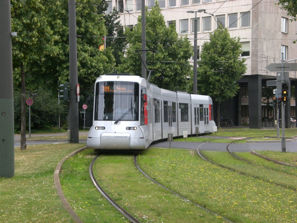 Dsseldorf: Straenbahnlinie 709 nach Neuss Theodor-Heuss-Platz an der Haltestelle Landtag/Kniebrcke.(2.7.2012)
 
