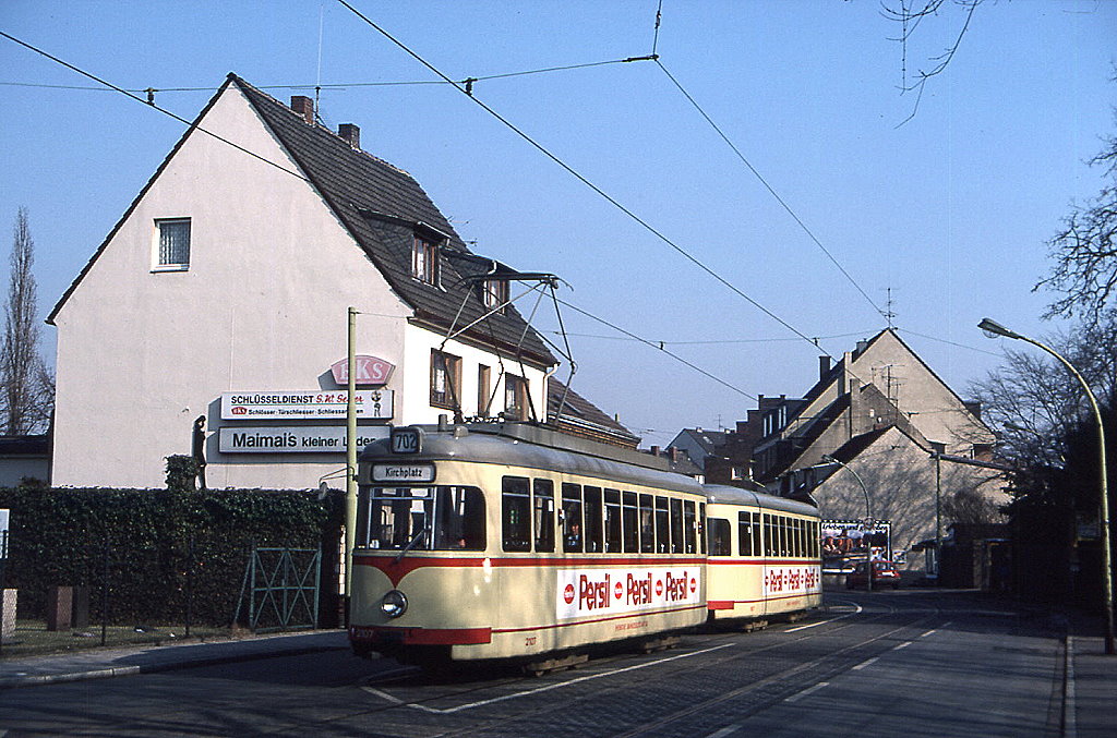 Dsseldorf Tw 2107 mit Bw 1827 in Unterrath, 05.03.1987.