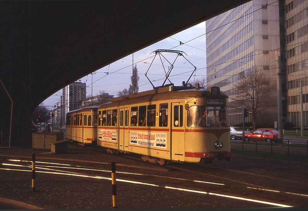 Dsseldorf Tw 2110 mit Bw 1807 erreicht mit einem Kurs der Linie 706 den Jan Wellem Platz, 09.04.1987.