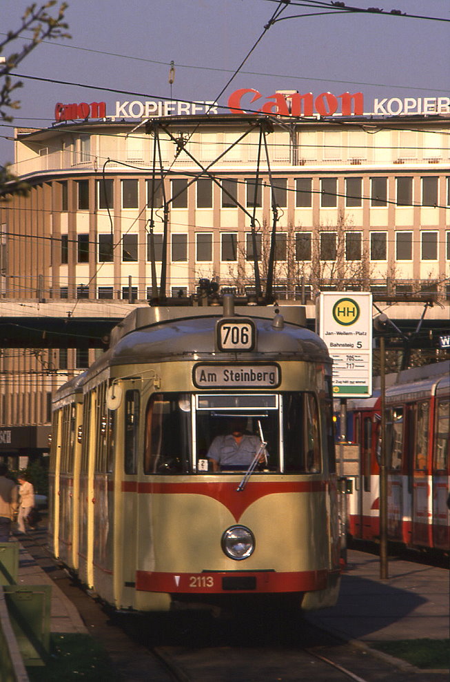 D�sseldorf Tw 2113 mit Beiwagen 1822 an der zentralen Haltestelle Jan Wellem Platz, 22.04.1987.