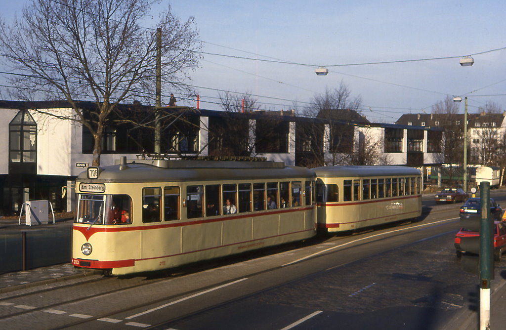 Dsseldorf Tw 2113 mit Bw 1822 in der Werdener Strae, 23.12.1987.
