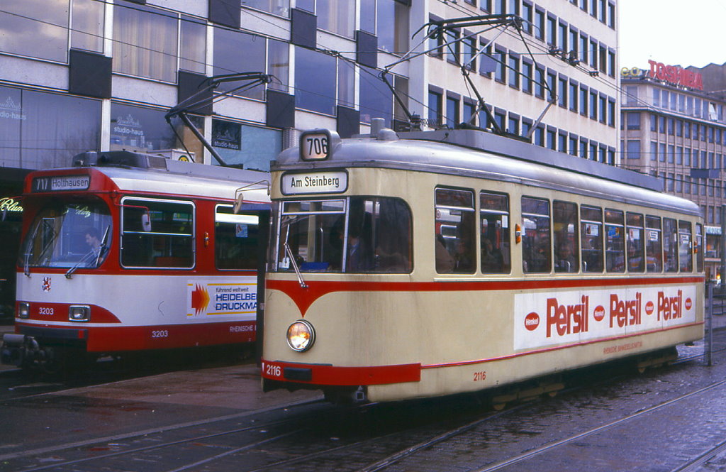 D�sseldorf Tw 2116 am 15.04.1986 am Jan Wellem Platz. Abends waren die  Ponies  auf der Sl 706 solo unterwegs.