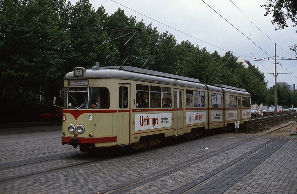 Düsseldorf - Tw 2262 (ex 1262) ist im Frühjahr 1980 als Einsatzwagen auf der Hansaallee unterwegs. Das Fahrzeug entstand 1963 unter Einfügung eines Mittelteils aus den 1953 gebauten 4x-Triebwagen 1252 und 1257 und war zu Beginn der 80er Jahr nur noch im morgendlichen Berufsverkehr anzutreffen.
