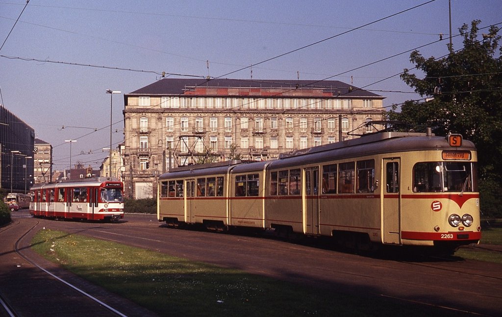 Düsseldorf - Tw 2263 (ex 1263, 1963 ex 4x-Tw 1253 und 1258) im Frühsommer 1980 auf dem Jan-Wellem-Platz. Geradezu zierlich wirkt gegenüber diesem für die Überlandlinie nach Krefeld gebauten Fahrzeug der vorausfahrende GT8S. 