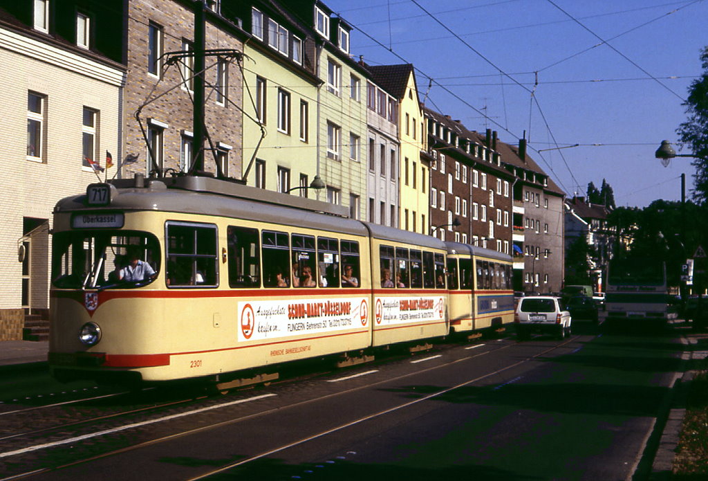 Dsseldorf Tw 2301 mit Bw 1686 auf der damaligen Linie 717 in der Siegburger Strae unweit des ehemaligen Btf Wersten, 14.07.1987.