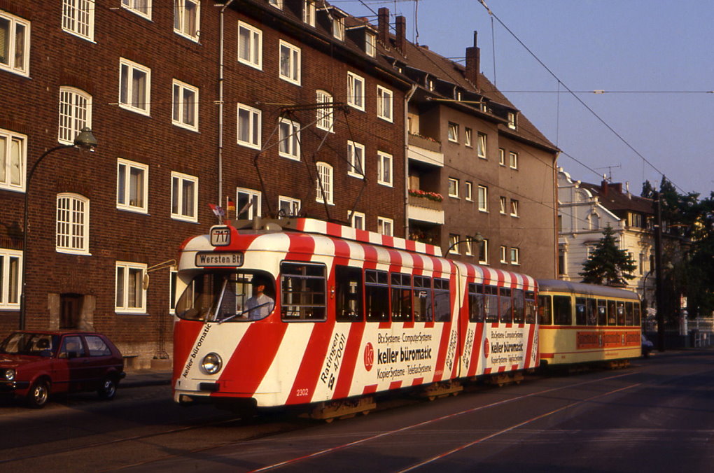 D�sseldorf Tw 2302 mit Bw 1698 unterwegs in der Siegburger Stra�e, 03.07.1987. Das Gespann auf der Berufsverkehrslinie 717-- hat nur noch wenige Meter bis zu seinem Ziel, dem damaligen Btf. Wersten.