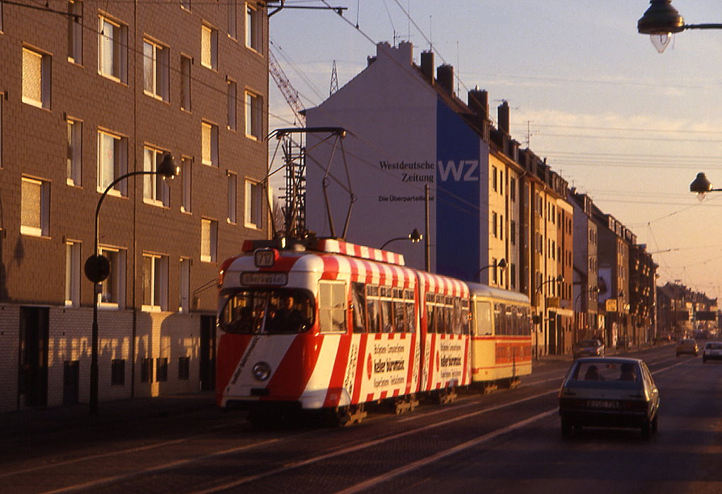 D�sseldorf Tw 2302 mit Bw 1698 am 29.11.1986 in der K�lner Landstra�e.